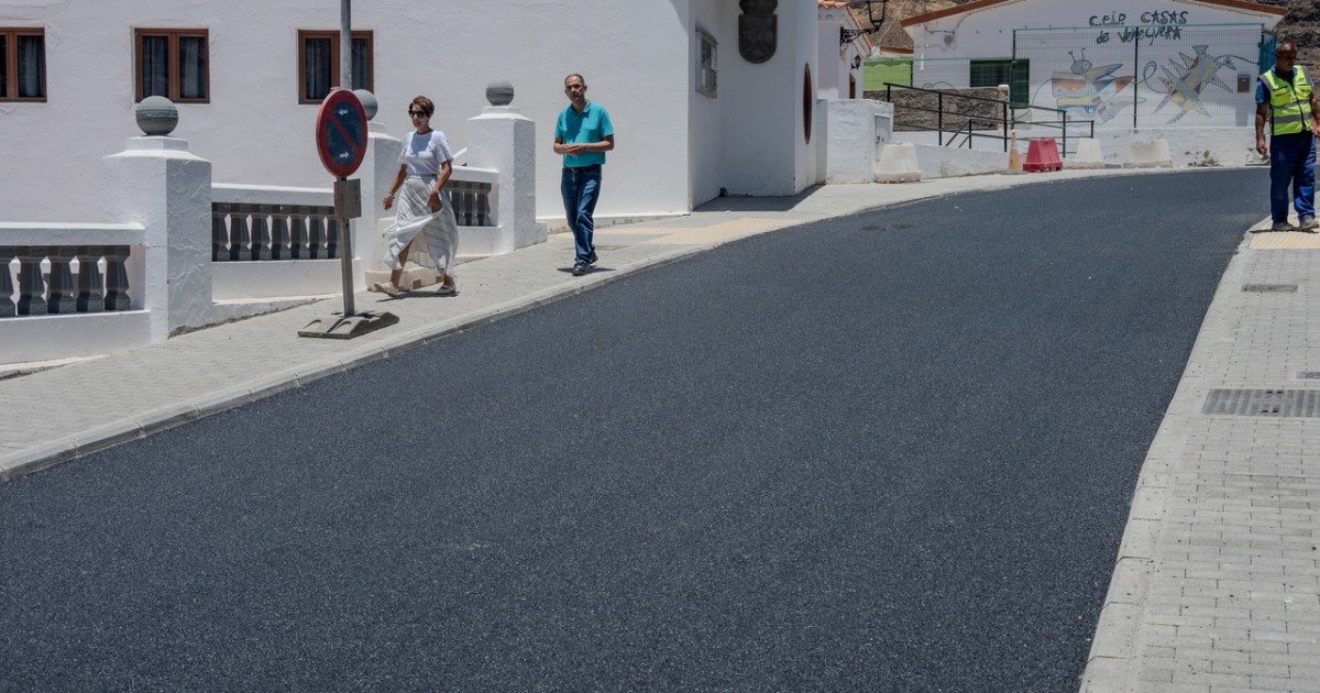 El Ayuntamiento renueva la calle Damián González Suárez de Veneguera
