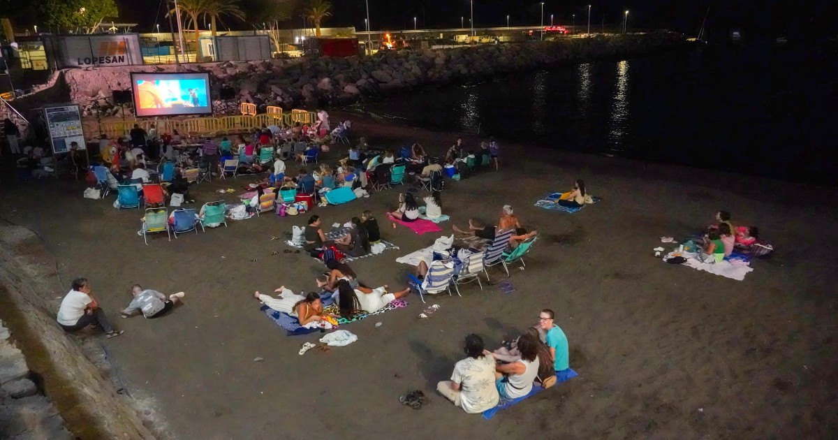 El cine en la playa y los torneos marcan el inicio de las Fiestas del Carmen en Arguineguín