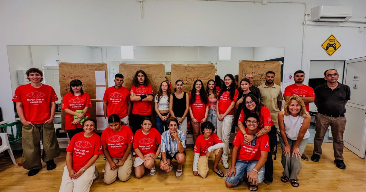 Jóvenes de Mogán utilizan el arte para “Mirar con el corazón” a países en conflicto