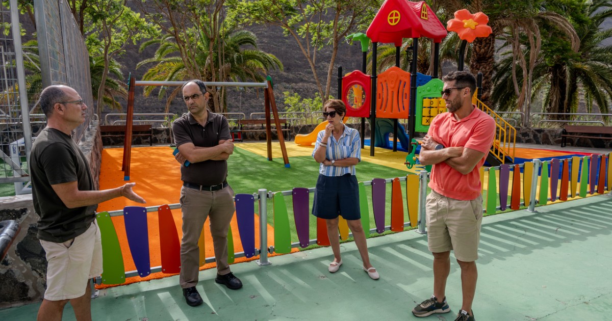 El Ayuntamiento renueva el parque infantil de El Horno y el césped de la cancha anexa