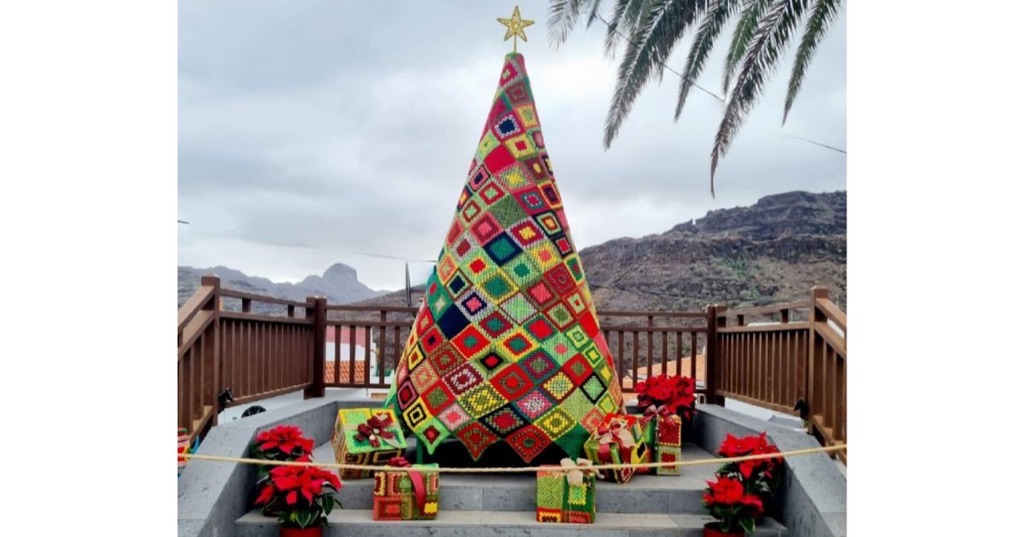 Siete singulares árboles de Navidad decoran las plazas de Mogán