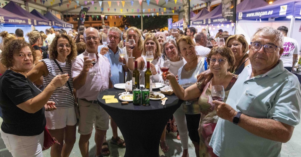 Mucho sabor, diversión y público en la noche moganera de vinos y tapas