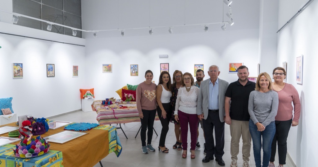 La vecina Águeda Martín expone  sus manualidades en El Mocán hasta el 26 de abril