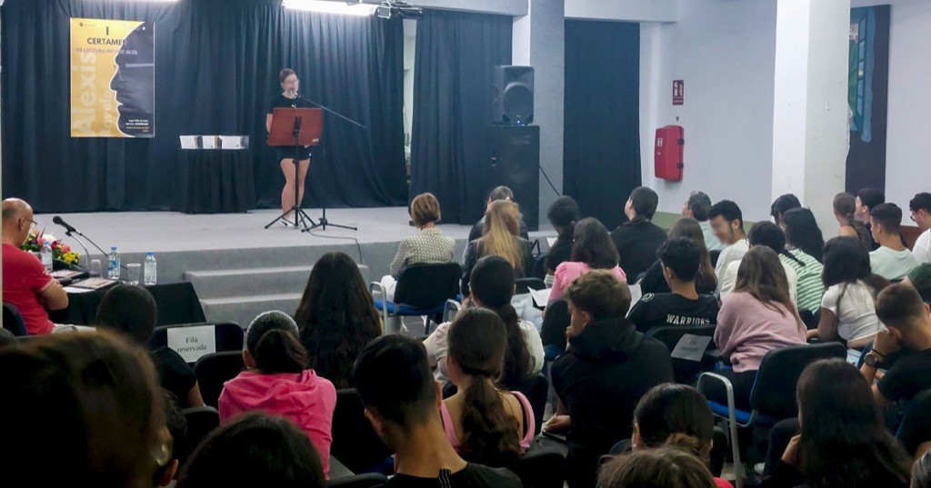 Alumnado del IES Arguineguín  recita a Alexis Ravelo