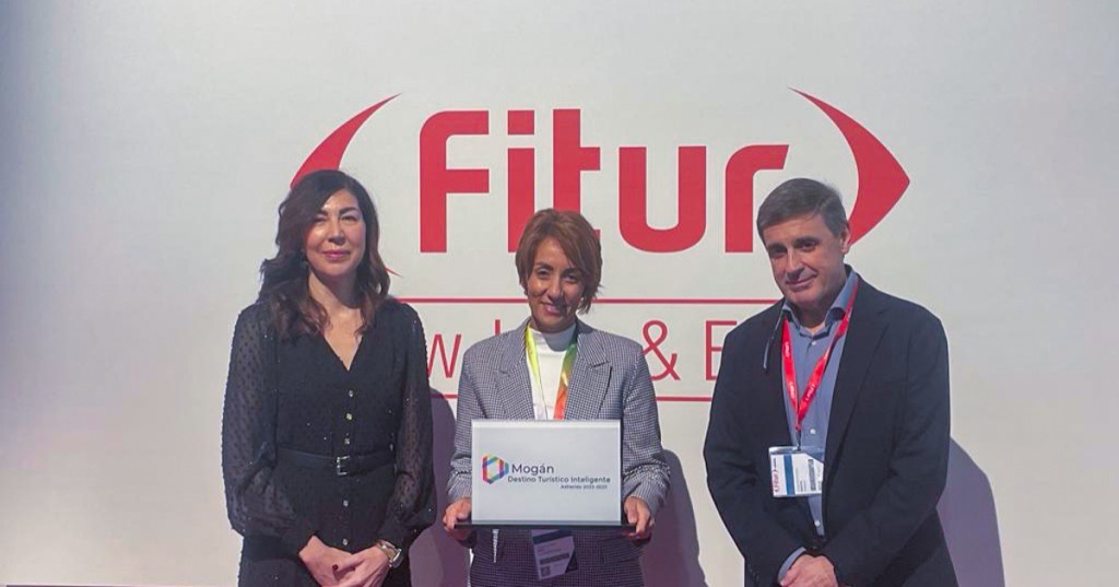 Mogán presume oferta e infraestructuras en Fitur y recibe el distintivo Destino Turístico Inteligente