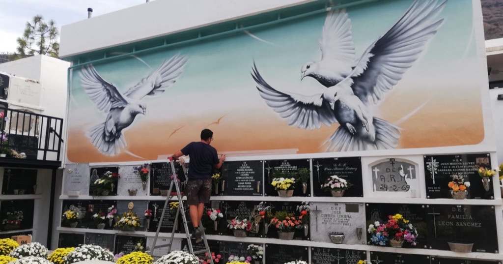 Mogán coloca flores a las personas  difuntas del cementerio municipal