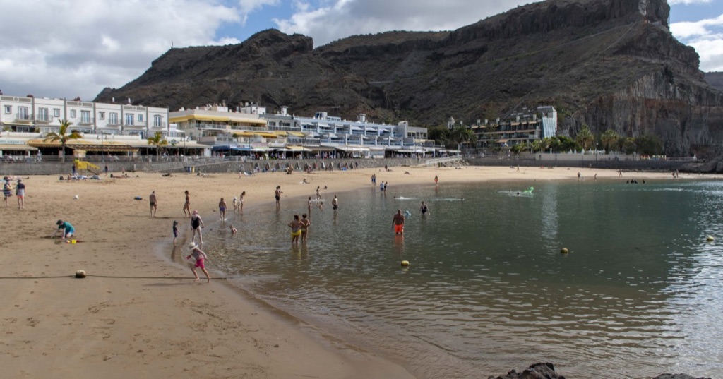 El Ayuntamiento mejorará la accesibilidad al baño en la playa de Mogán