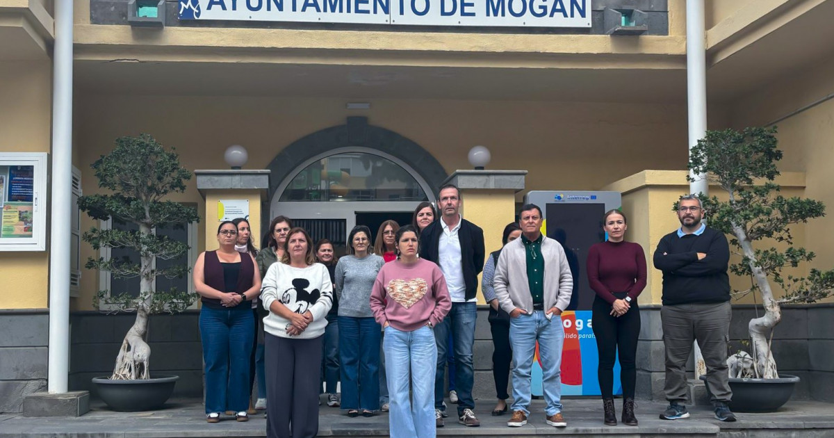 Mogán guarda un minuto de silencio  en memoria de las víctimas del terrorismo