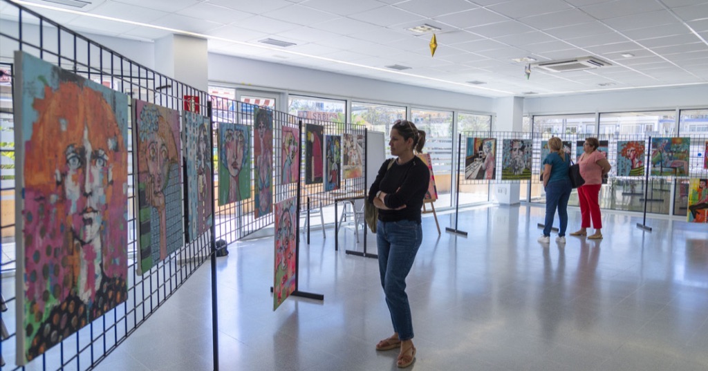 Las pinturas de Leandro Falcone, en el Centro Sociocultural Los Marineros