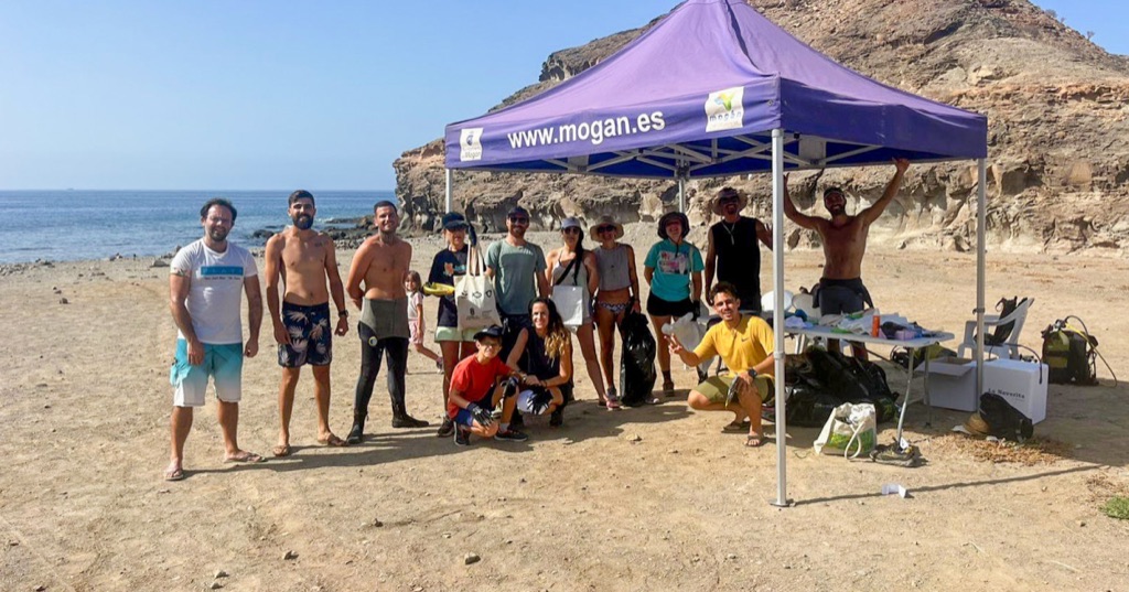 Jornada de limpieza en la playa de Medio Almud y alrededores