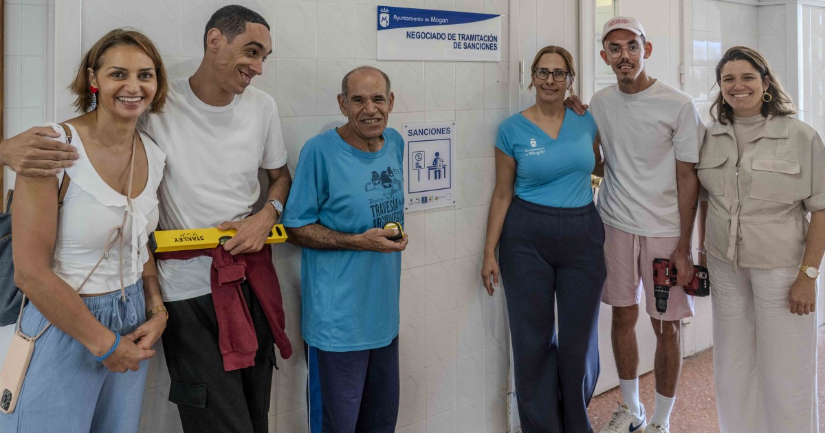 Mogán instala señalética inclusiva en las Oficinas Municipales de Arguineguín