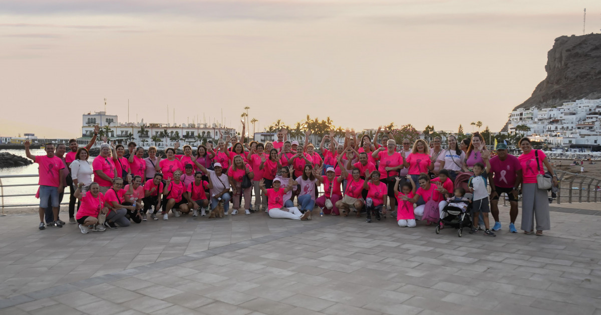 Mogán se suma al rosa en una caminata solidaria contra el cáncer de mama