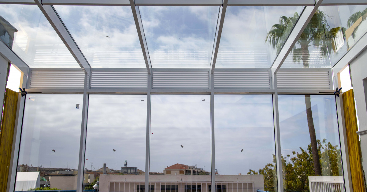 El Ayuntamiento sustituye el lucernario de las Oficinas Municipales de Arguineguín