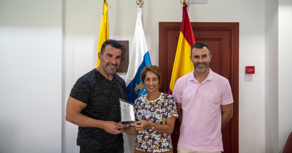 Mogán reconoce la trayectoria y méritos deportivos del culturista Herminio Déniz
