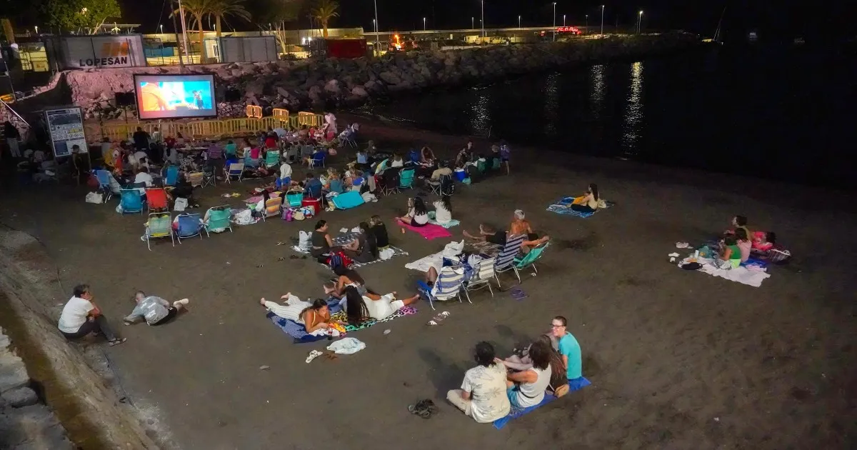 El cine en la playa y los torneos marcan el inicio de las Fiestas del Carmen en Arguineguín