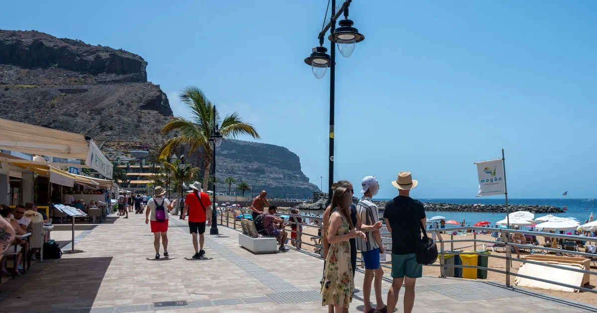 El Ayuntamiento completa la instalación de alumbrado eficiente en Playa de Mogán y suma 130 luminarias inteligentes